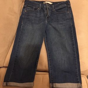 LIKE NEW LEVI CAPRI